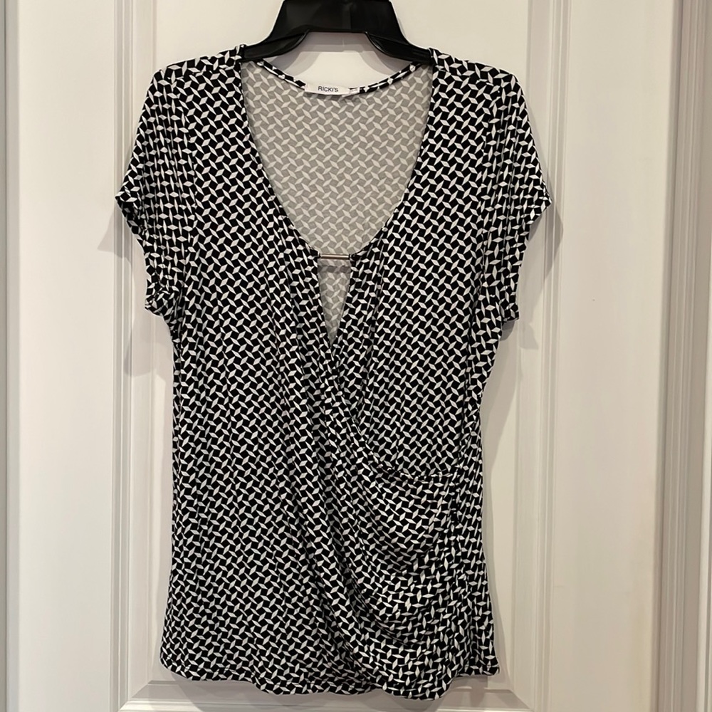 Ladies short sleeve top.